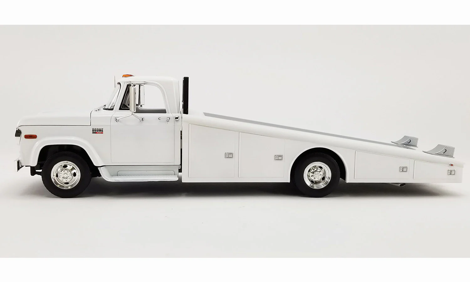Acme 1970 Dodge D-300 Ramp Truck White 1:18 - Image 3