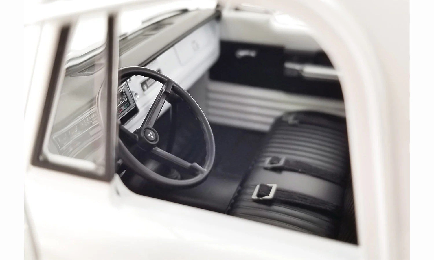 Acme 1970 Dodge D-300 Ramp Truck White 1:18 - Image 4