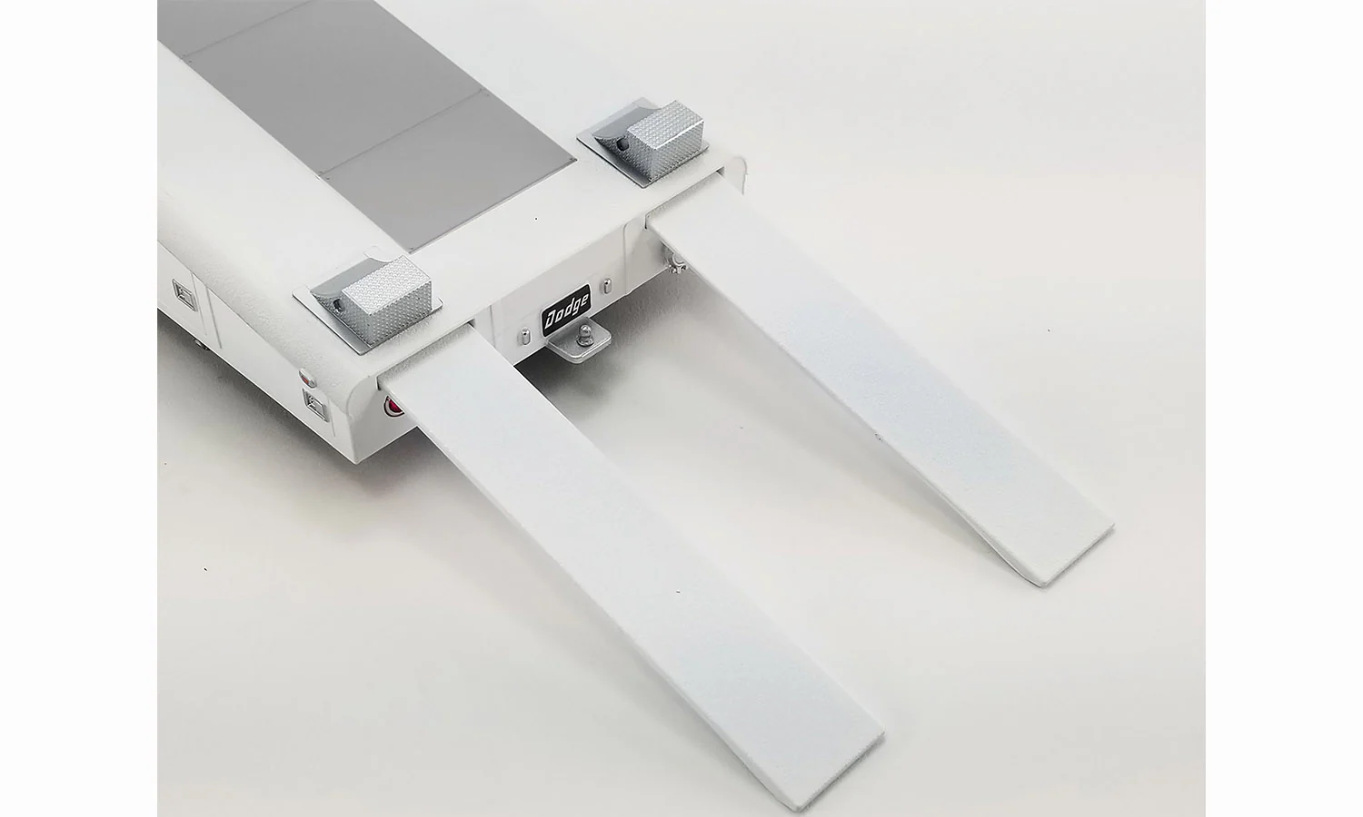 Acme 1970 Dodge D-300 Ramp Truck White 1:18 - Image 5