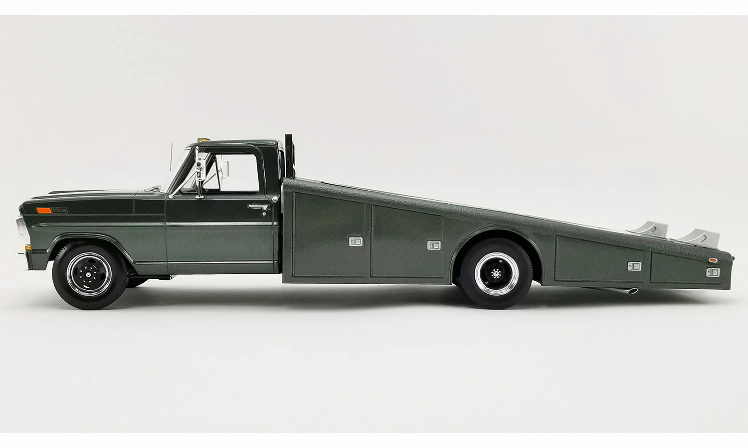 Acme 1970 Ford F-350 Ramp Truck Highland Green 1:18 - Image 3