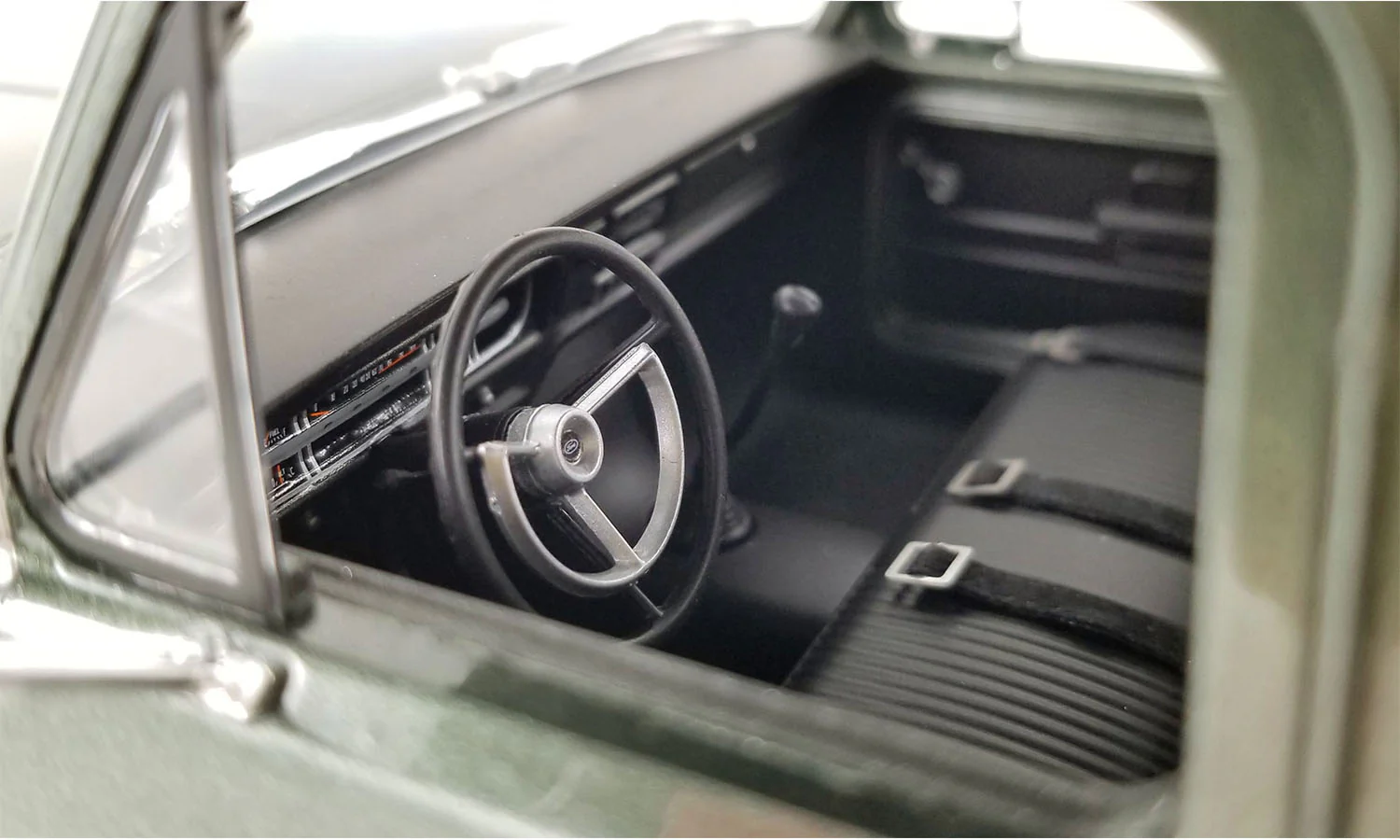 Acme 1970 Ford F-350 Ramp Truck Highland Green 1:18 - Image 4