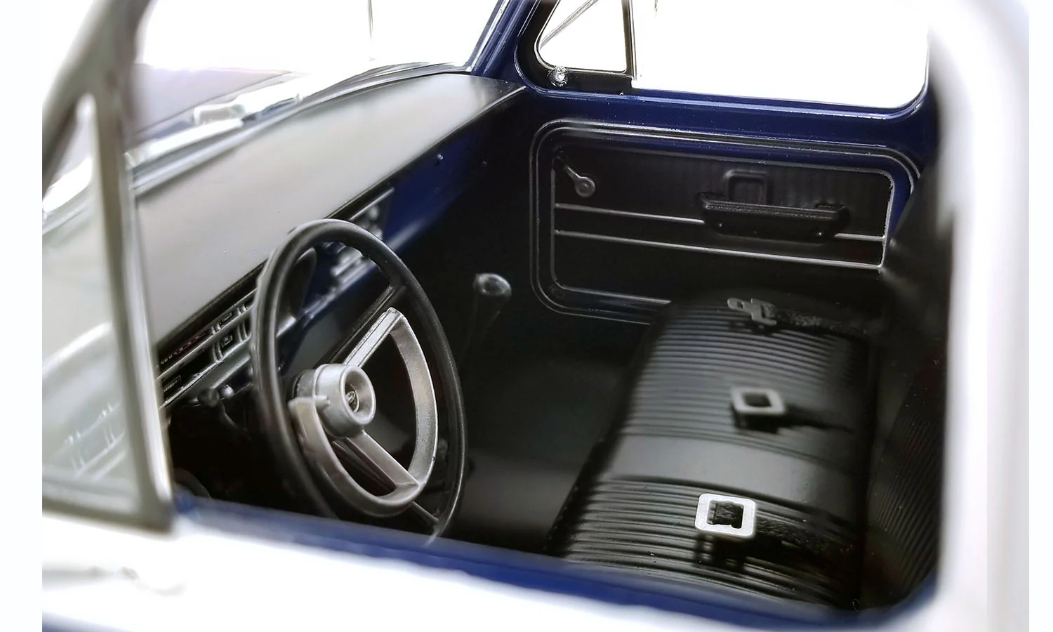 Acme 1970 Ford F-350 Ramp Truck U100 Allan Moffat - DDA Exclusive Blue & White 1:18 - Image 4