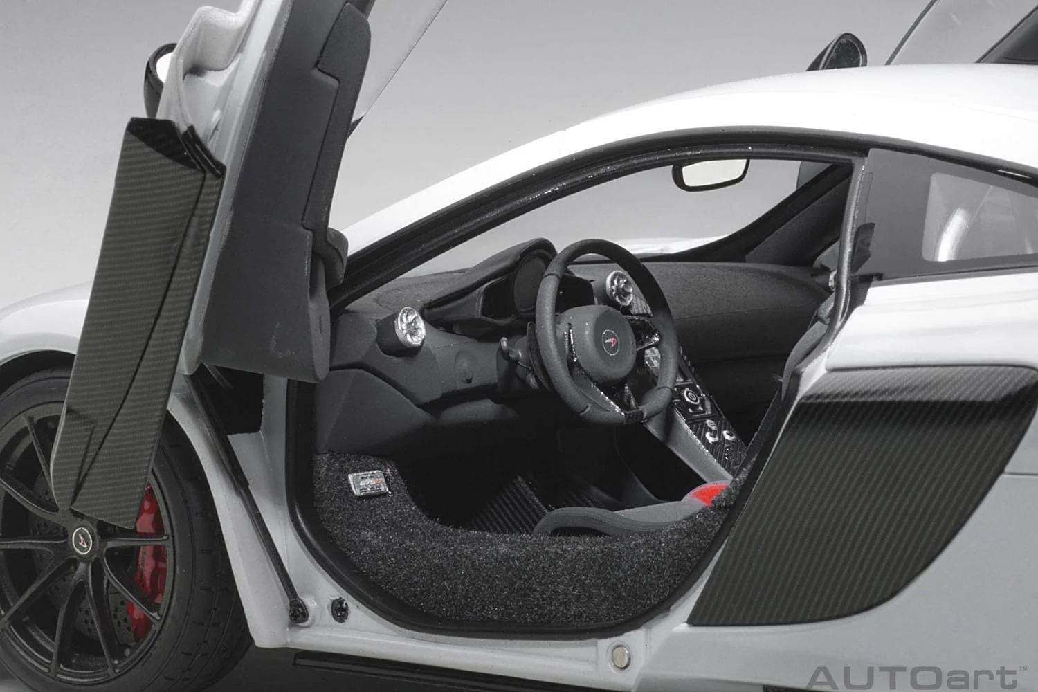 AUTOart 2016 Mclaren 675LT Coupe Silica White 1:18 - Image 10