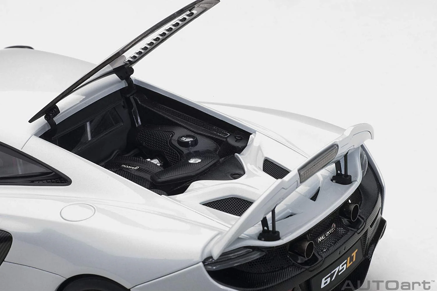 AUTOart 2016 Mclaren 675LT Coupe Silica White 1:18 - Image 6