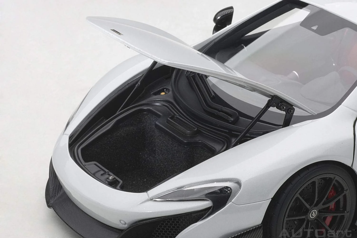 AUTOart 2016 Mclaren 675LT Coupe Silica White 1:18 - Image 7