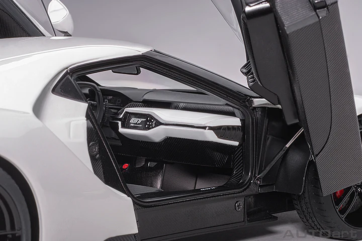 AUTOart 2017 Ford GT Frozen White 1:18 - Image 9