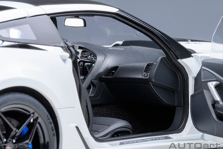 AUTOart Chevy Corvette ZR1 Arctic White 1:18 - Image 10