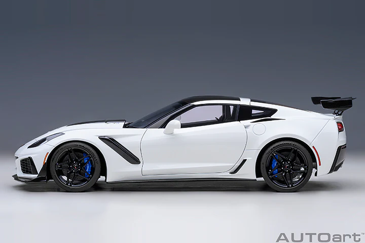 AUTOart Chevy Corvette ZR1 Arctic White 1:18 - Image 3