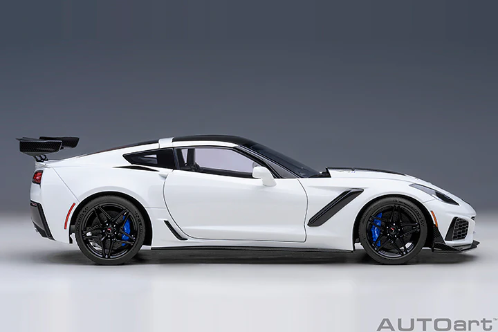 AUTOart Chevy Corvette ZR1 Arctic White 1:18 - Image 4