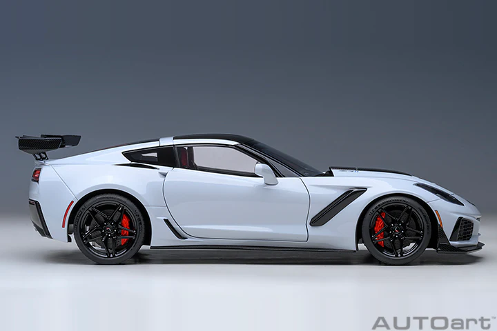 AUTOart 2019 Chevy Corvette ZR1 Ceramic Matrix Grey Metallic 1:18 - Image 3