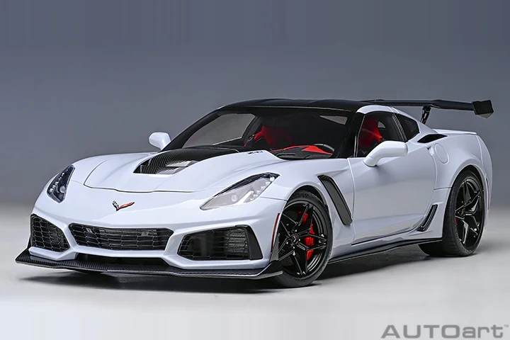 AUTOart 2019 Chevy Corvette ZR1 Ceramic Matrix Grey Metallic 1:18 - Image 4