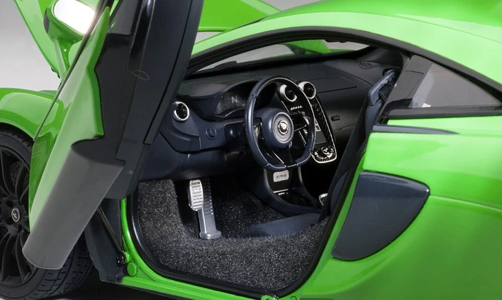 AUTOart Mclaren 570S Coupe Mantis Green w/ Black Wheels 1:18 - Image 8