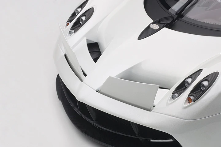 AUTOart Pagani Huayra White w/ Chrome Wheels 1:12 - Image 12
