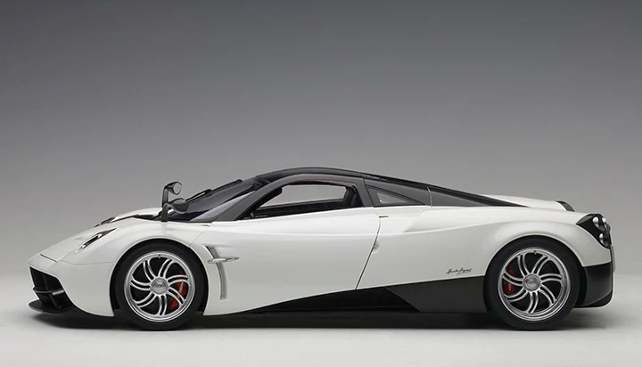 AUTOart Pagani Huayra White w/ Chrome Wheels 1:12 - Image 4