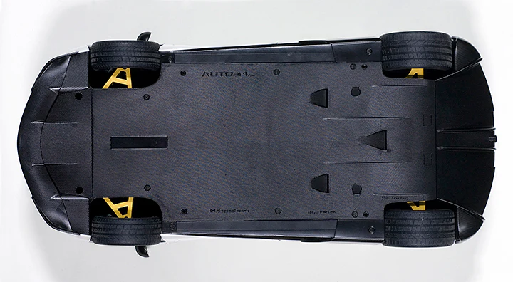 AUTOart Pagani Huayra White w/ Chrome Wheels 1:12 - Image 9