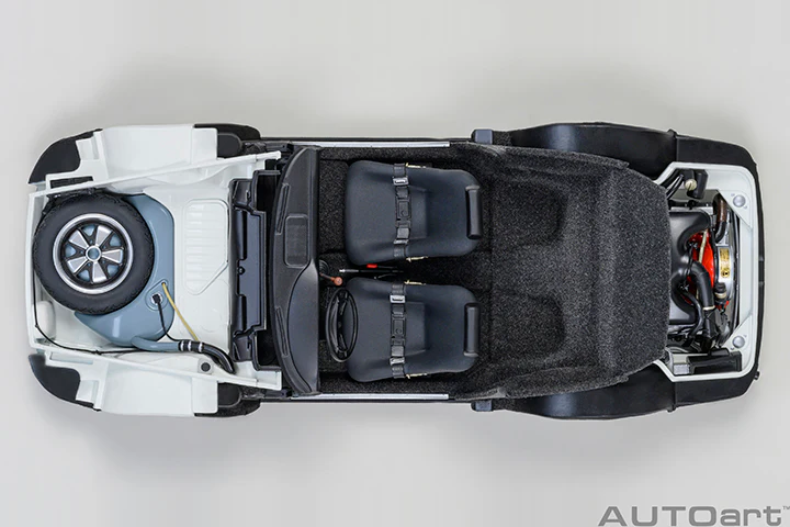 AUTOart Porsche 911 Carrera 2.7 RS Grand Prix White w/ Green Deco and Wheels 1:18 - Image 17