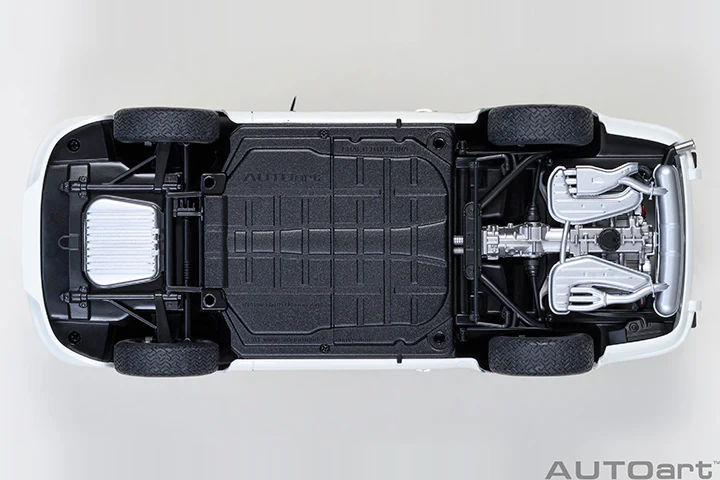 AUTOart Porsche 911 Carrera 2.7 RS Grand Prix White w/ Green Deco and Wheels 1:18 - Image 8