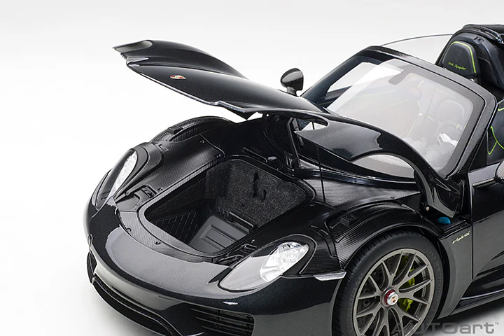 AUTOart Porsche 918 Spyder Weissach Package, Basaltschwarzmetallic (Black Metallic) 1:12 - Image 13