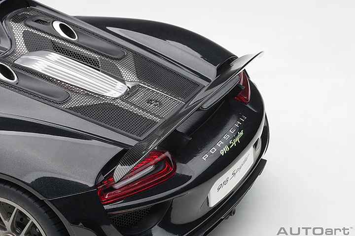 AUTOart Porsche 918 Spyder Weissach Package, Basaltschwarzmetallic (Black Metallic) 1:12 - Image 15