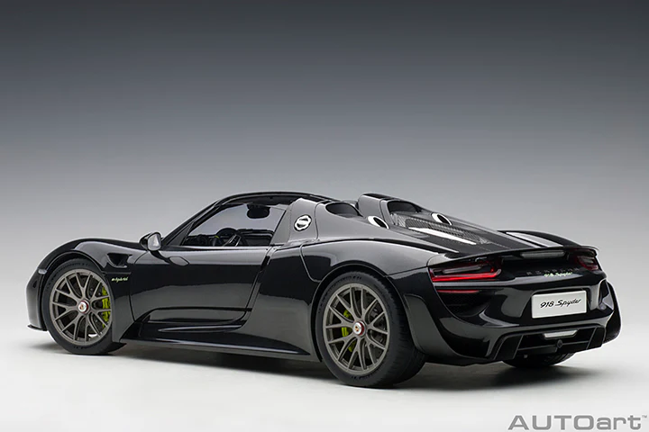AUTOart Porsche 918 Spyder Weissach Package, Basaltschwarzmetallic (Black Metallic) 1:12 - Image 4