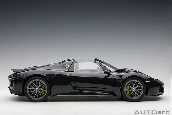 AUTOart Porsche 918 Spyder Weissach Package, Basaltschwarzmetallic (Black Metallic) 1:12 - Image 6