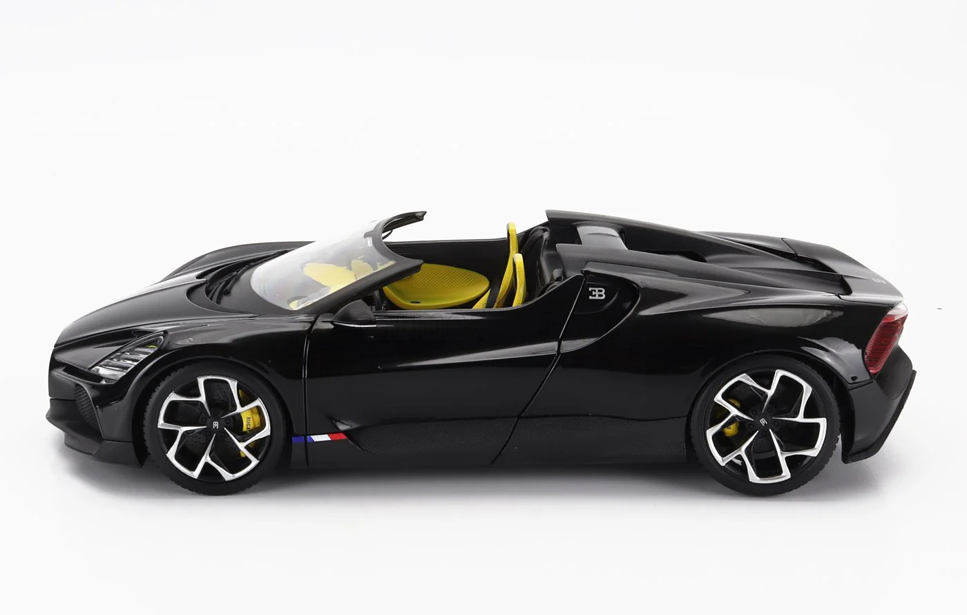 Bburago 2023 Bugatti W16 Mistral Black 1:18 - Image 3