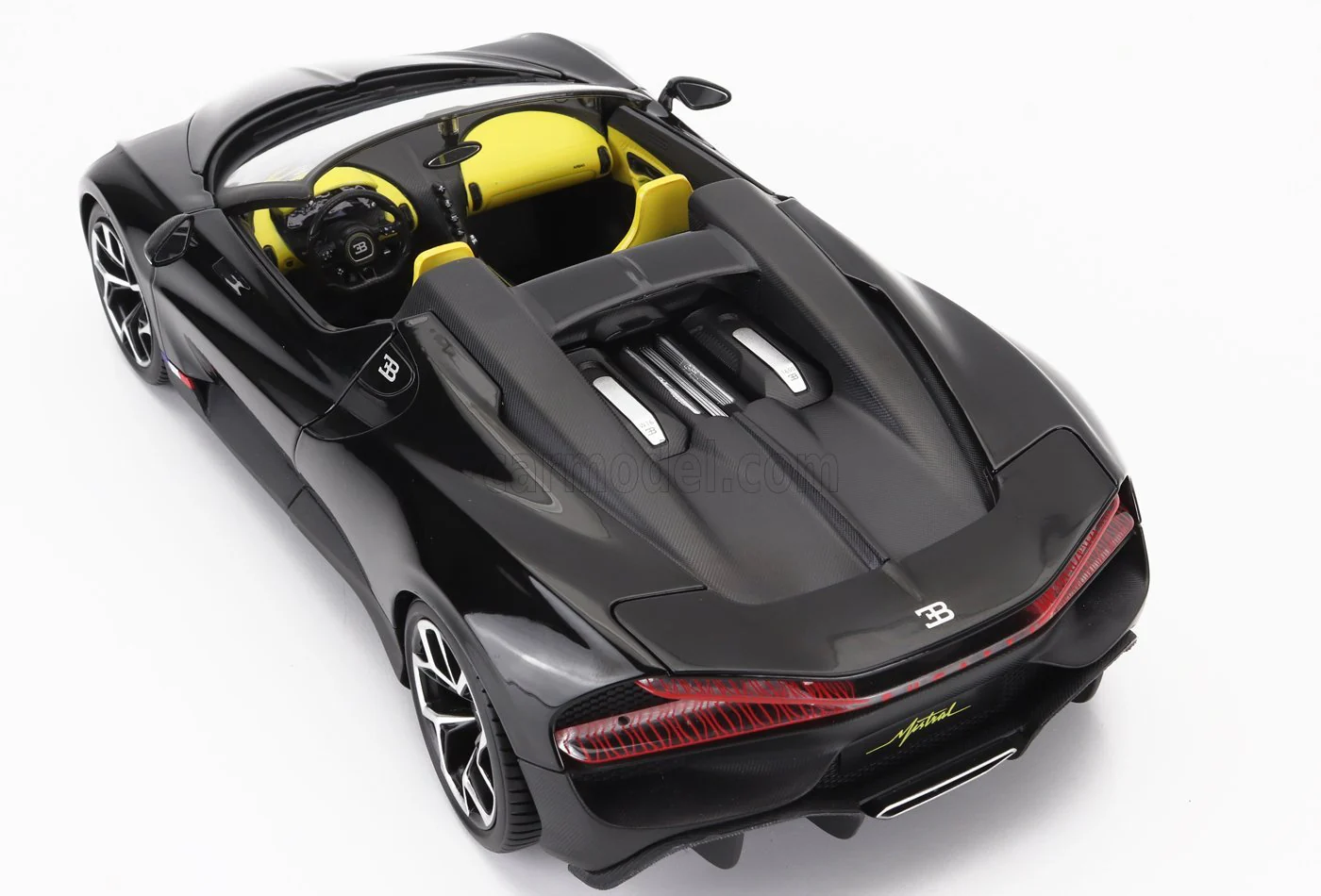 Bburago 2023 Bugatti W16 Mistral Black 1:18 - Image 9