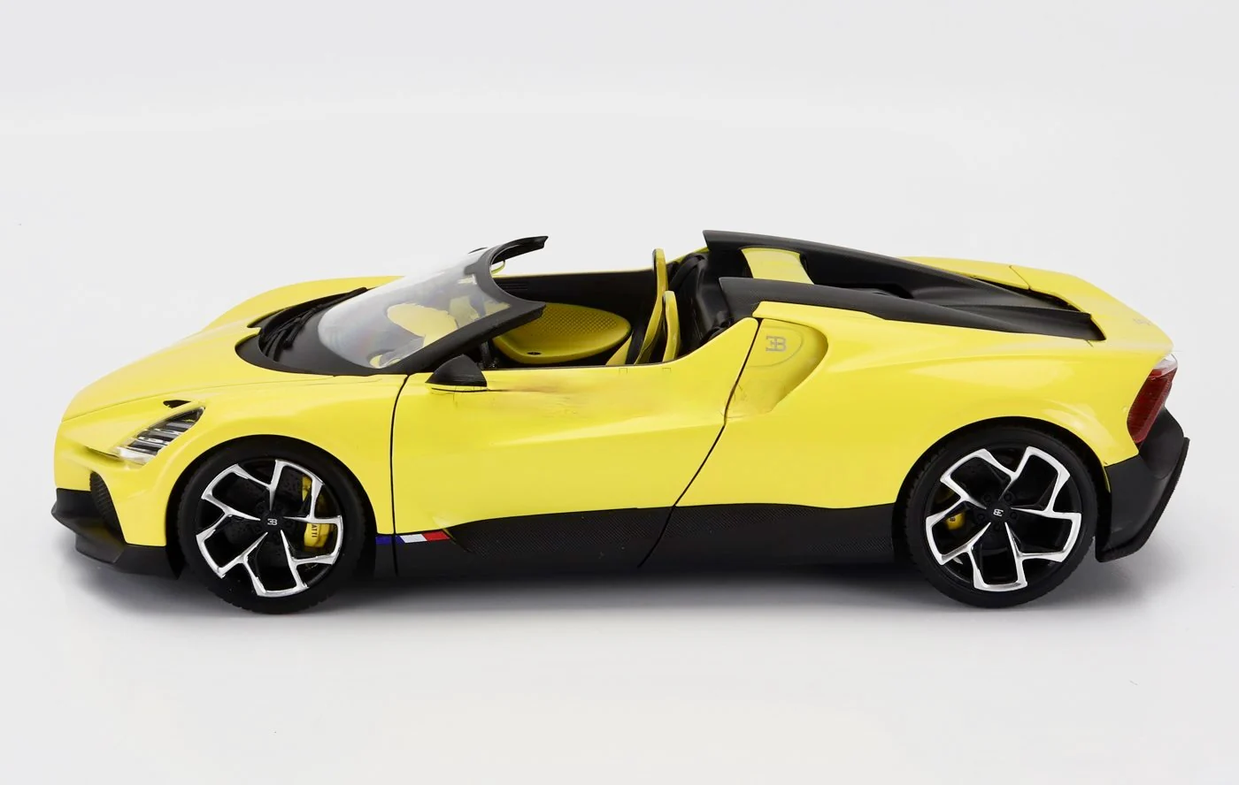 Bburago 2023 Bugatti W16 Mistral Yellow 1:18 - Image 6