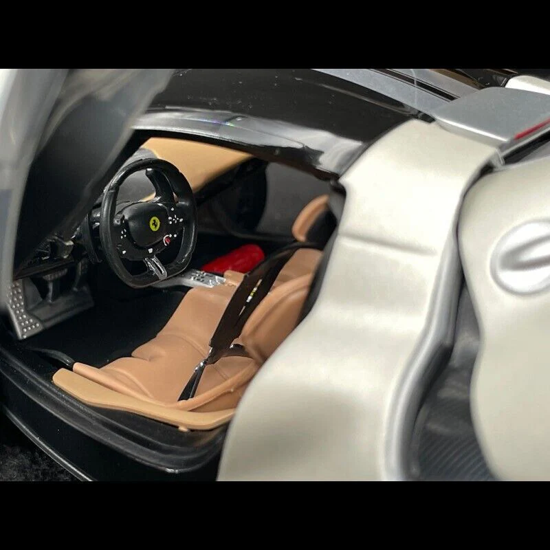 Bburago 2022 Ferrari Daytona SP3 White w/ Black Accents 1:18 - Image 6