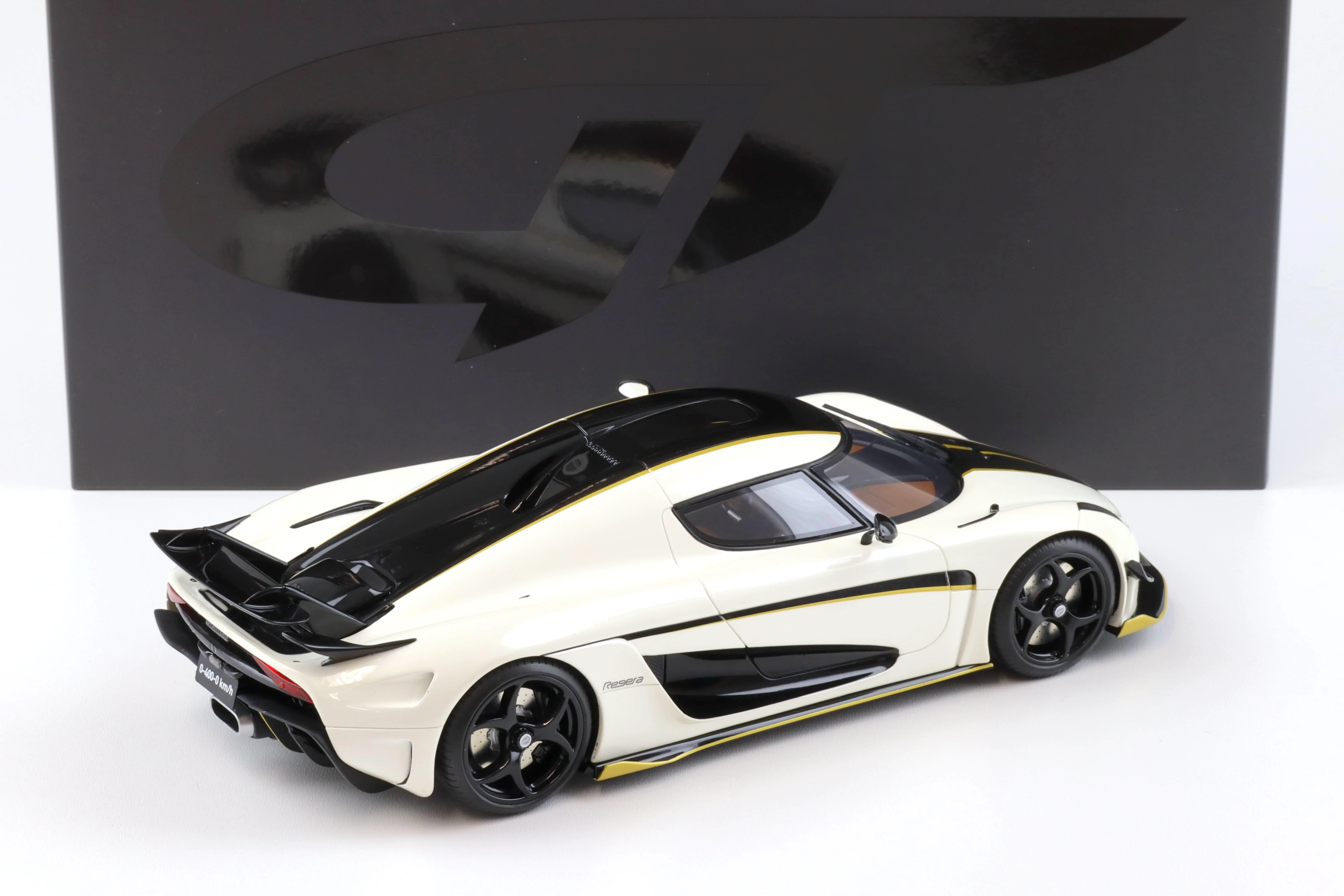 GT Spirit 2018 Koenigsegg Regera World Record Crystal White w/ Black Stripes & Gold Accents 1:18 - Image 3