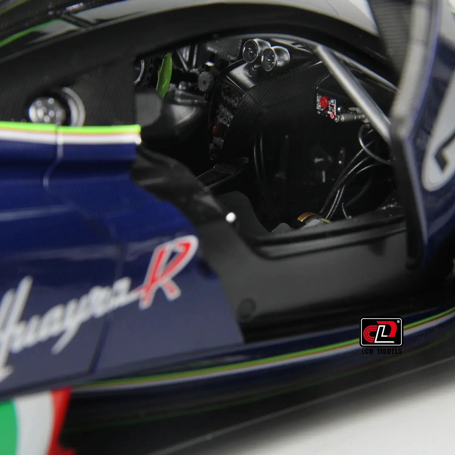 LCD Pagani Huayra R Blue Carbon 1:18 - Image 10