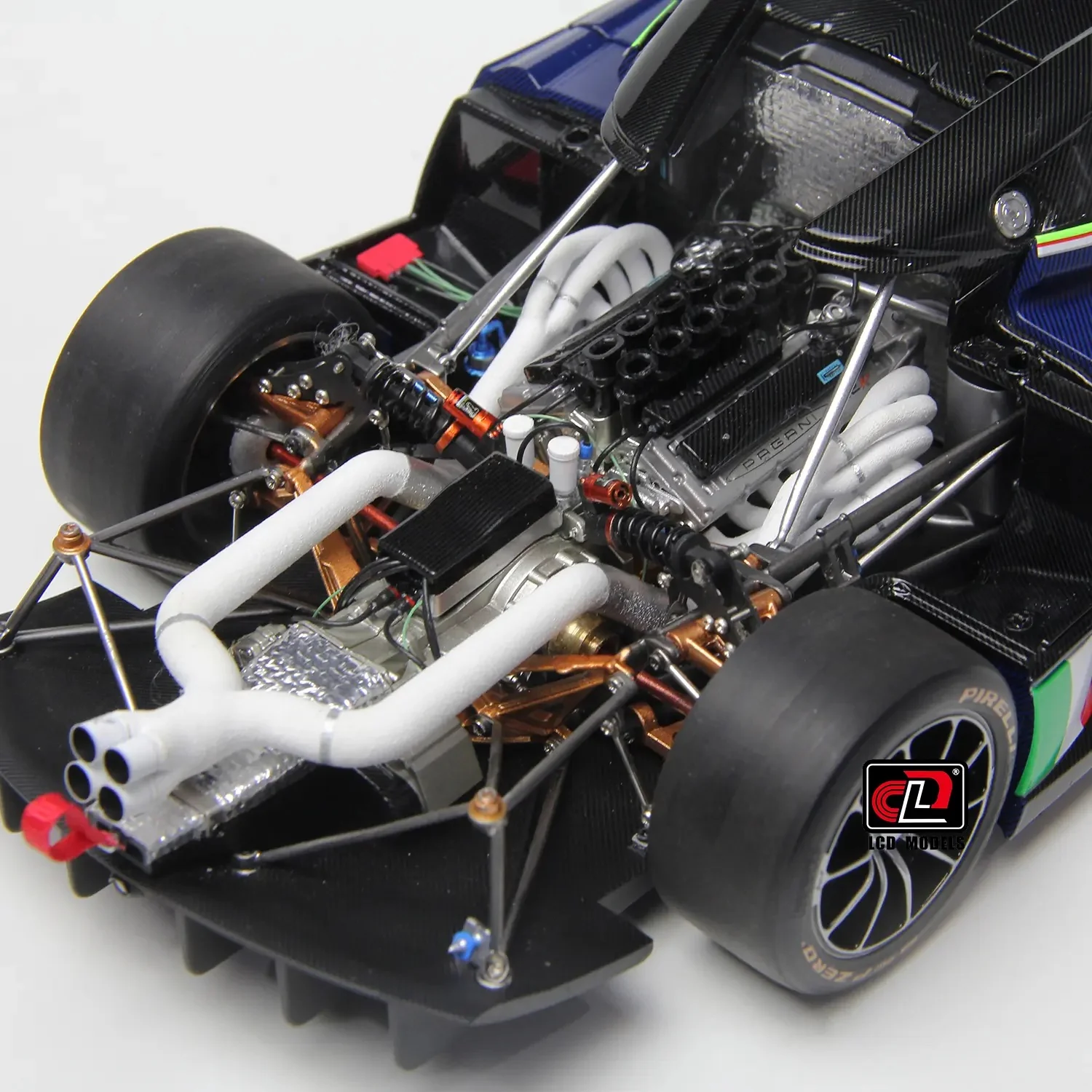 LCD Pagani Huayra R Blue Carbon 1:18 - Image 9