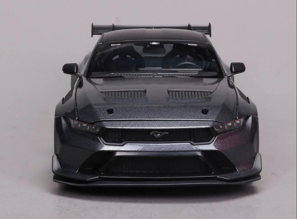 Maisto 2024 Ford USA Mustang GTD 5.2L V8 Coupe Grey 1:18 - Image 9