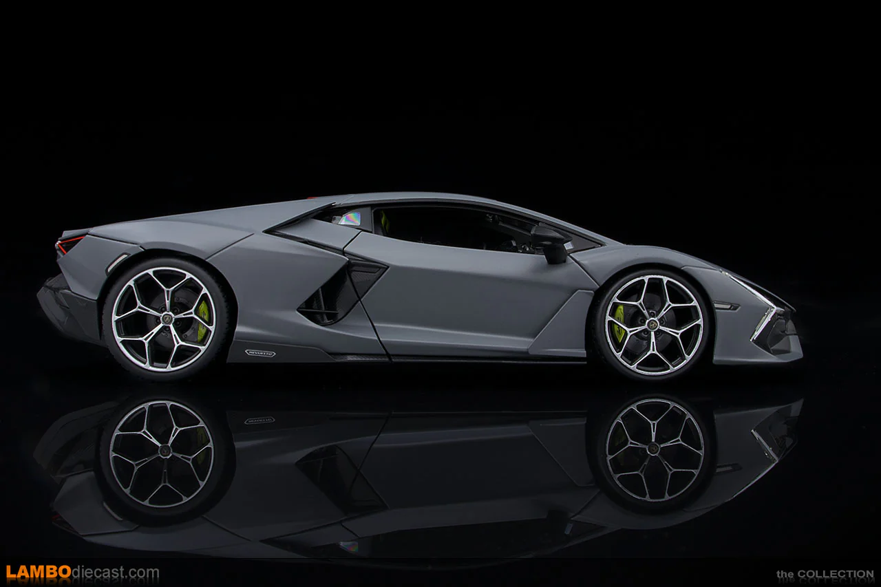 Maisto Lamborghini Revuelto Hybrid Volcano Matte Grey 1:18 - Image 5