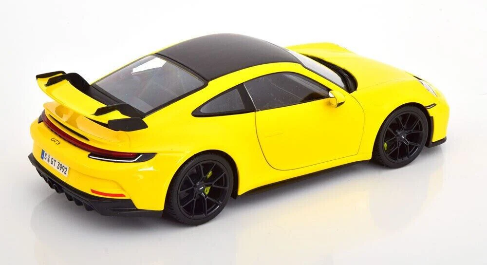 Maisto 2022 Porsche 911 992 GT3 Racing Yellow 1:18 - Image 4