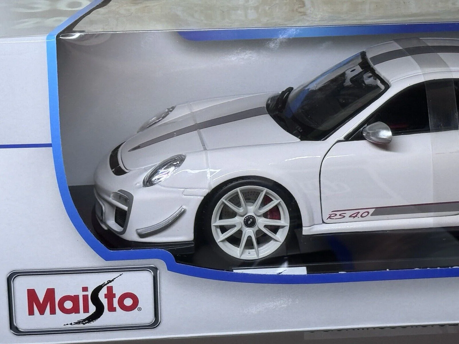 Maisto Porsche 911 997 GT3 RS 4.0 White w/ White Wheels 1:18 - Image 11