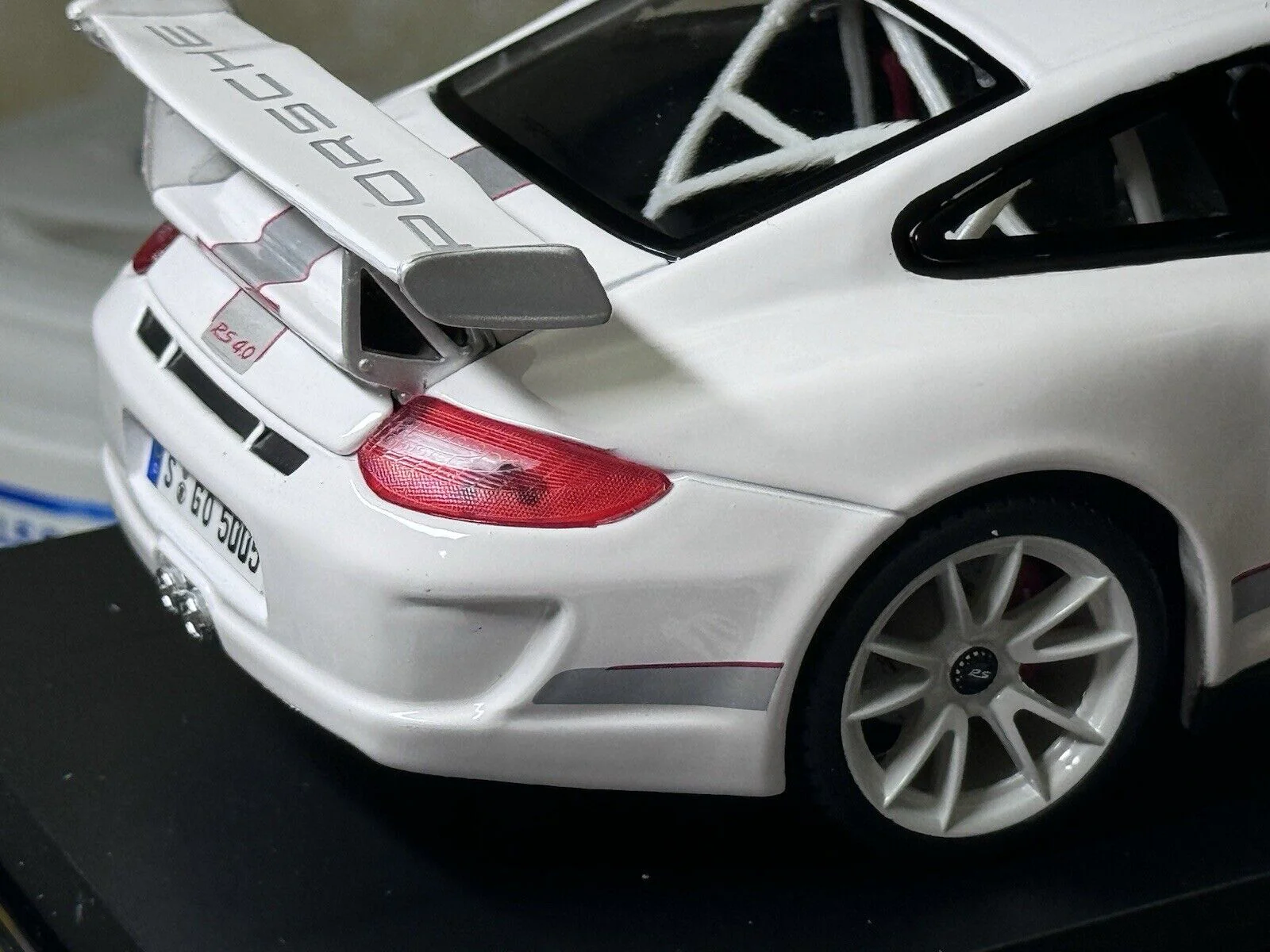 Maisto Porsche 911 997 GT3 RS 4.0 White w/ White Wheels 1:18 - Image 3