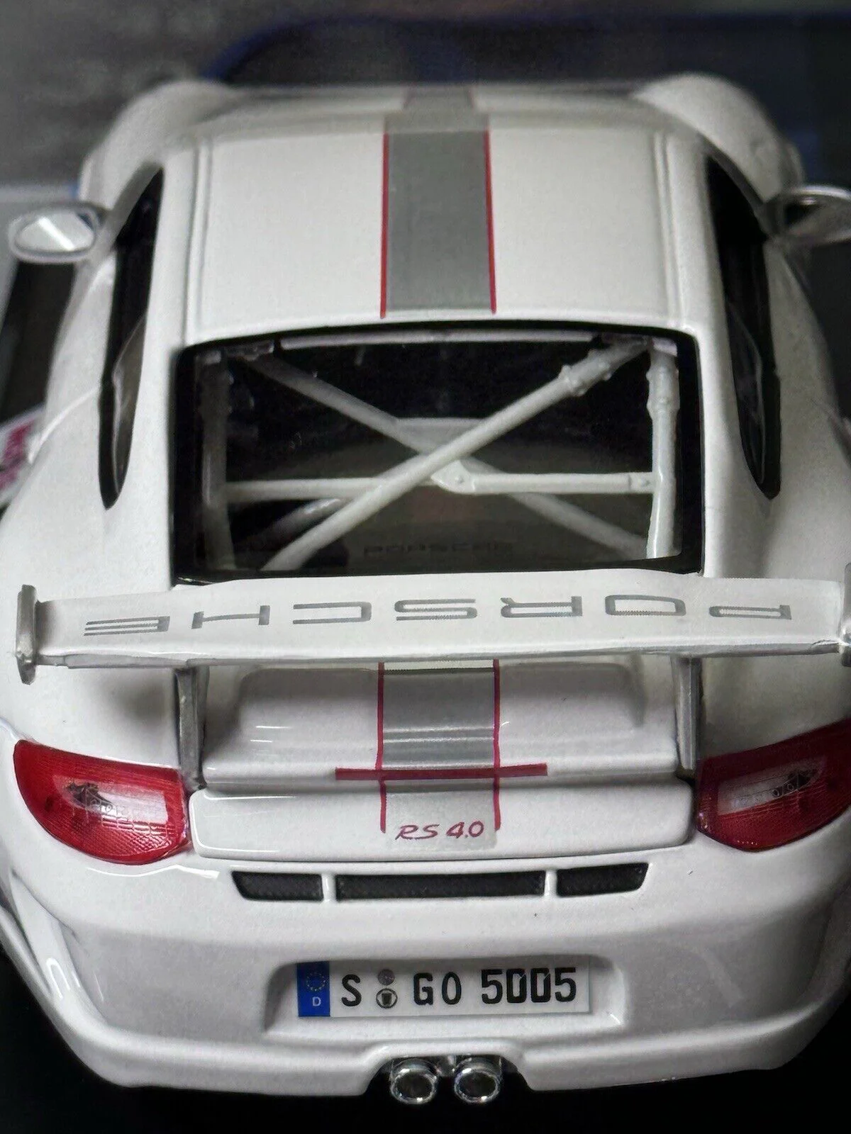 Maisto Porsche 911 997 GT3 RS 4.0 White w/ White Wheels 1:18 - Image 4