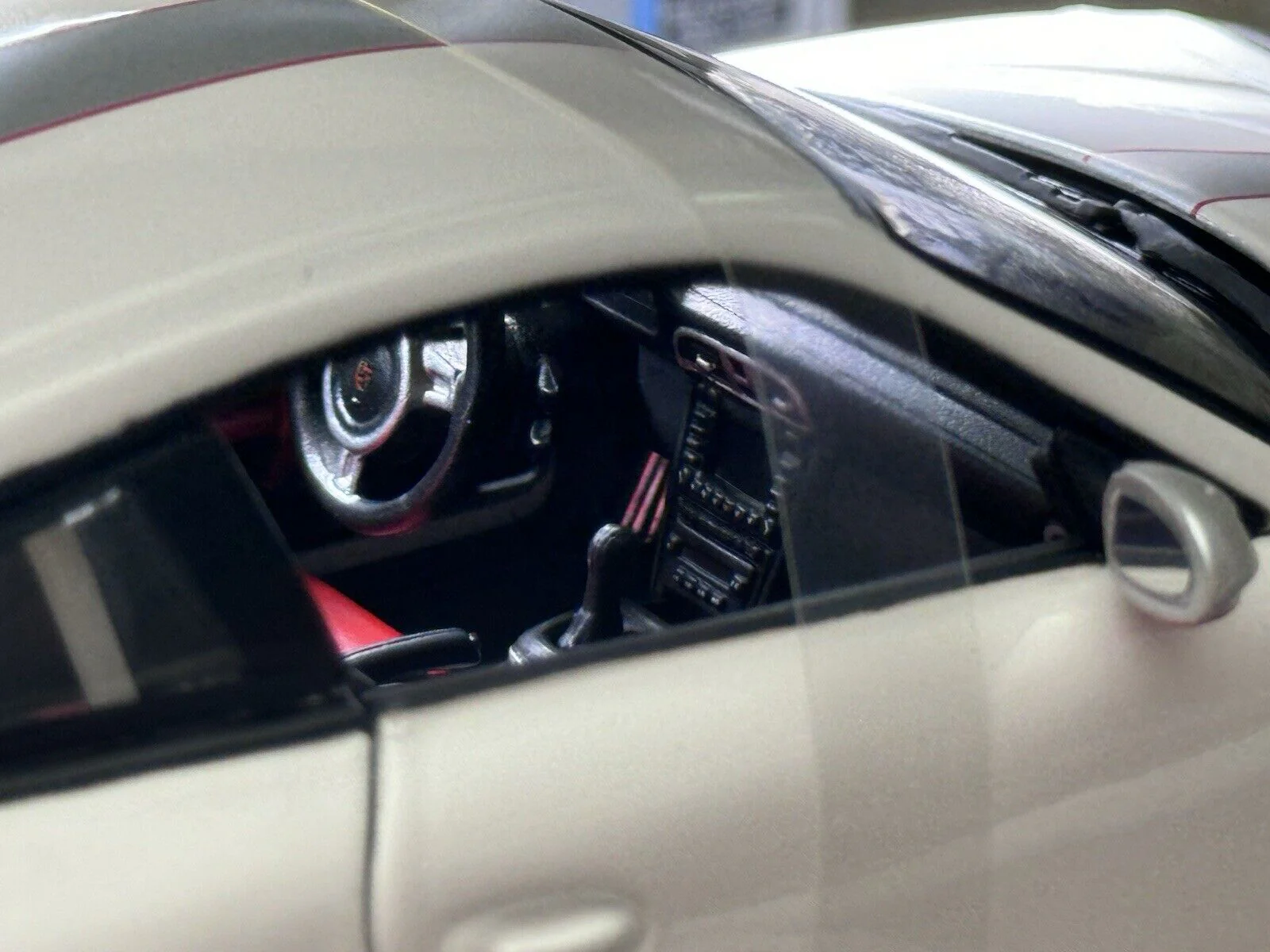 Maisto Porsche 911 997 GT3 RS 4.0 White w/ White Wheels 1:18 - Image 6