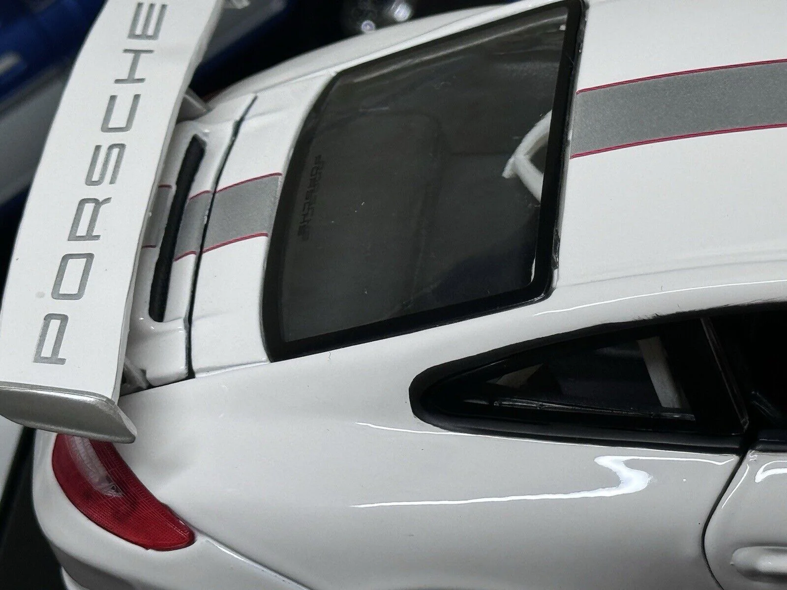 Maisto Porsche 911 997 GT3 RS 4.0 White w/ White Wheels 1:18 - Image 8