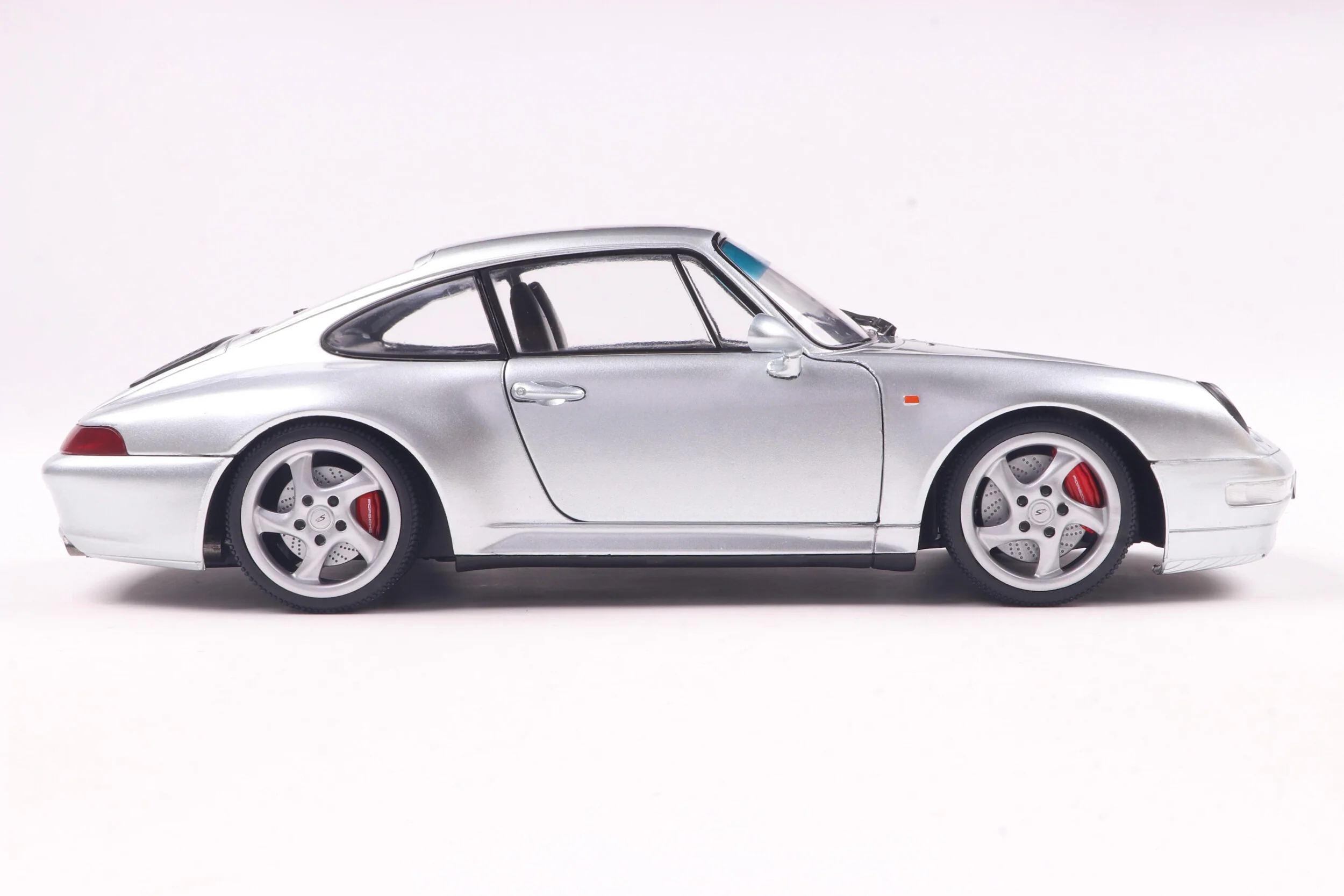 Solido 1996 Porsche 911 (993) Carrera 4S Coupe Polar Silver 1:18 - Image 6